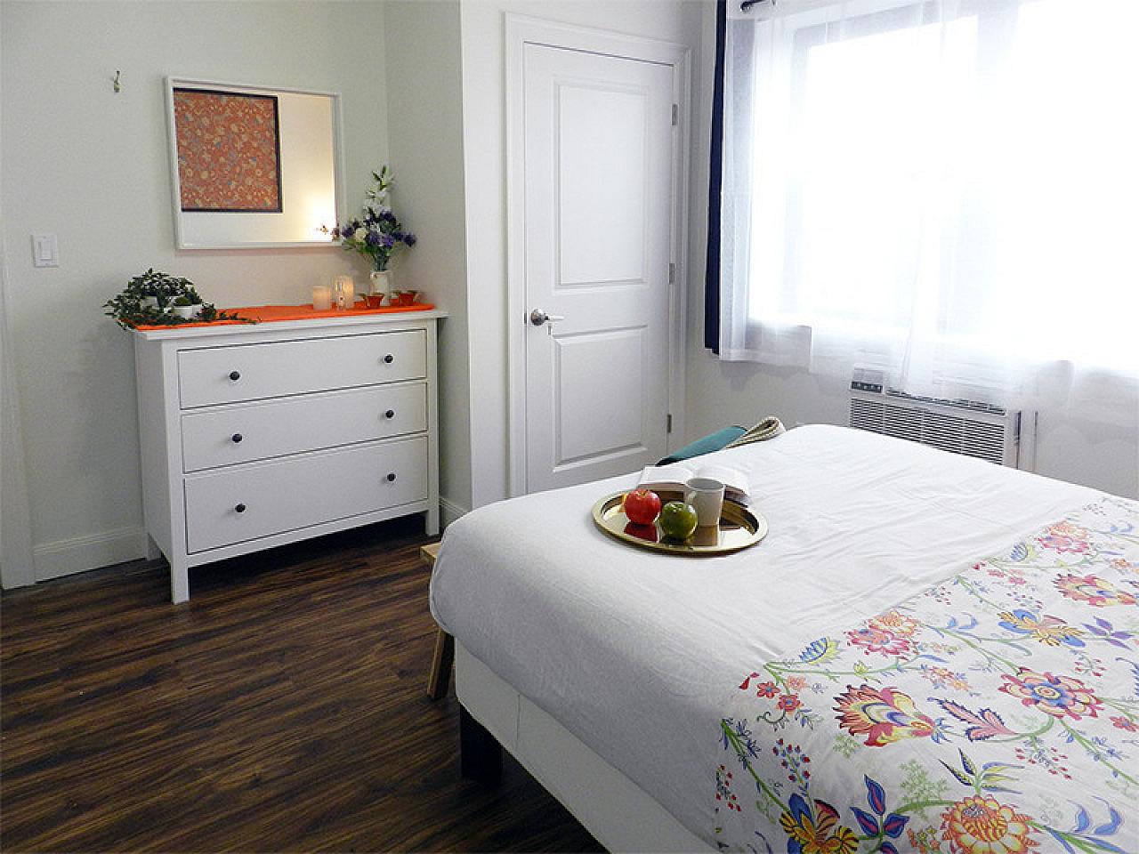  Room B  -  Stunning Renovated Apt. w/ Workspace  - Gallery -  89