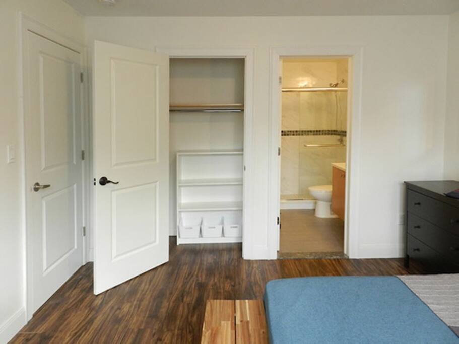 Room A - Cozy Urban Apt. w/ Workspace House - Gallery - 37