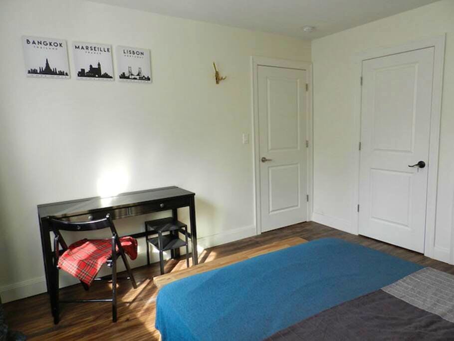 Room A - Cozy Urban Apt. w/ Workspace House - Gallery - 25