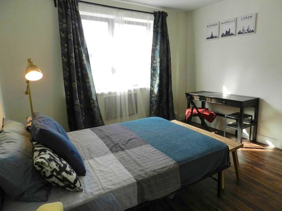 Room A - Cozy Urban Apt. w/ Workspace House - Gallery - 22