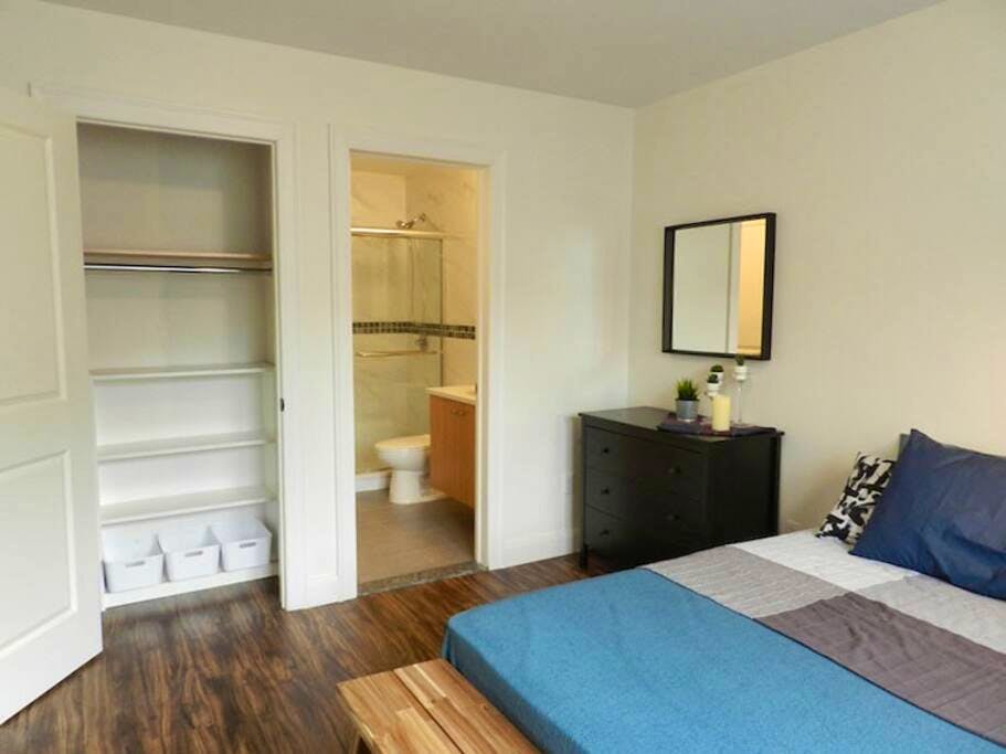 Room A - Cozy Urban Apt. w/ Workspace House - Gallery - 26