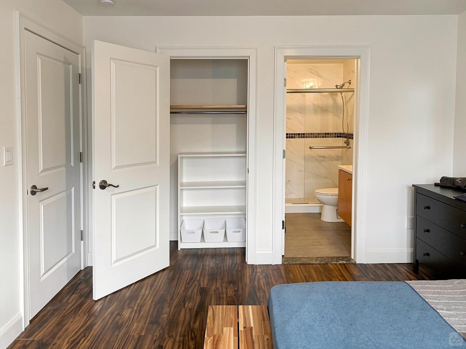 Room A - Cozy Urban Apt. w/ Workspace House - Gallery - 67