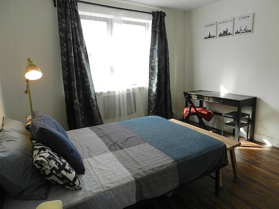 Room A - Cozy Urban Apt. w/ Workspace House - Gallery - 42