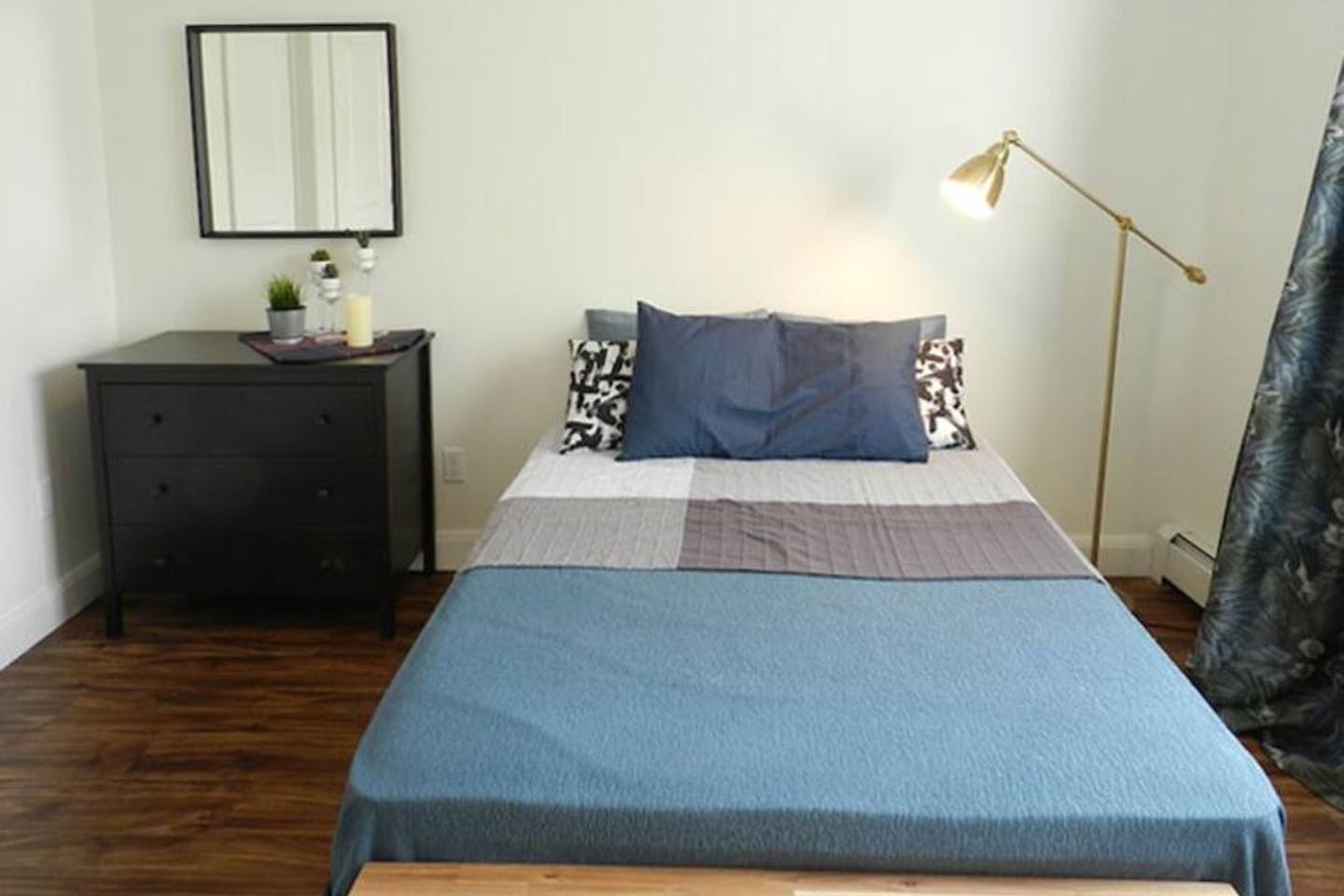 Room A - Cozy Urban Apt. w/ Workspace House - Gallery - 4