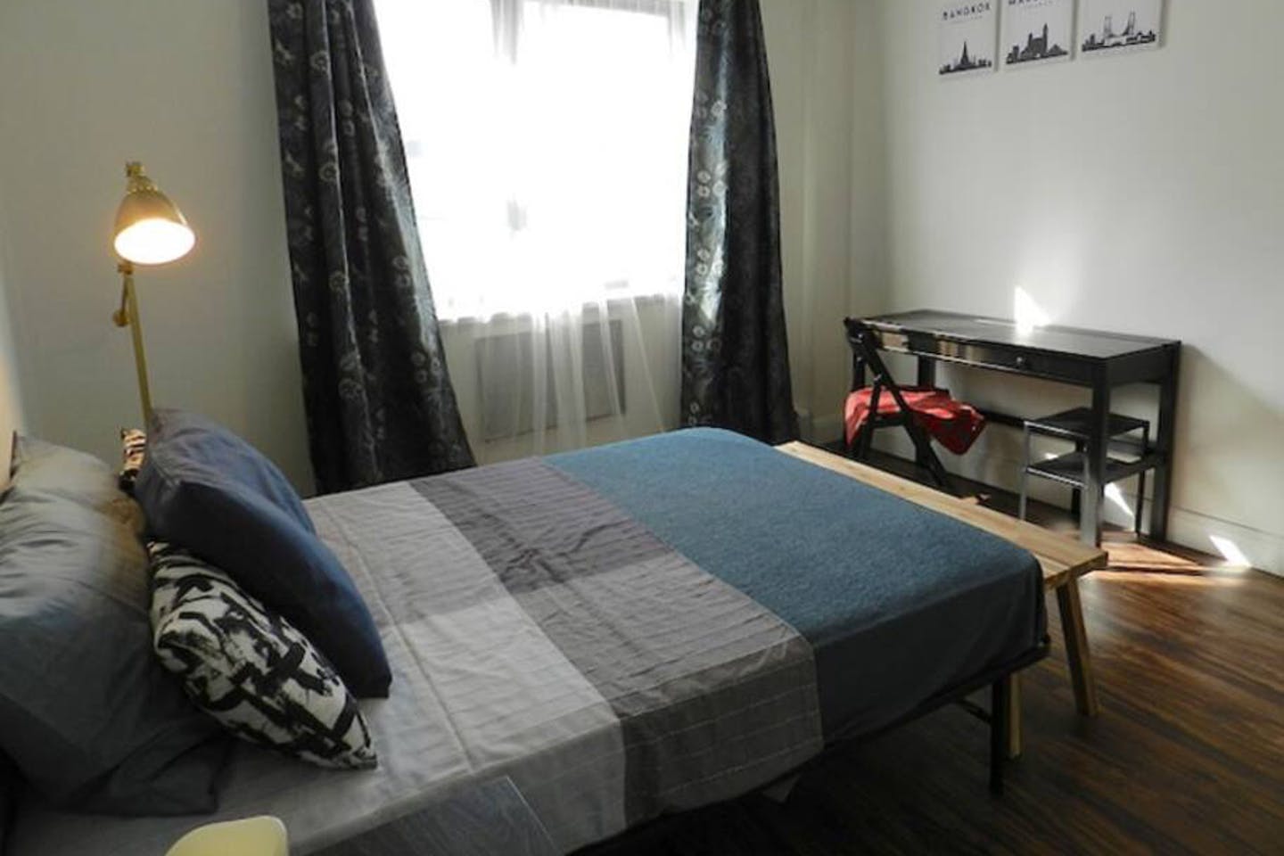 Room A - Cozy Urban Apt. w/ Workspace House - Gallery - 2