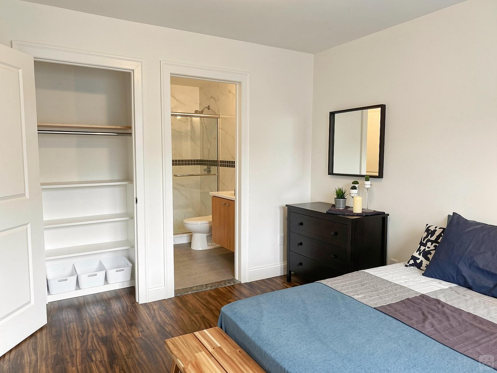 Room A - Cozy Urban Apt. w/ Workspace House - Gallery - 66