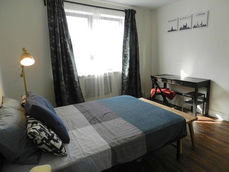 Room A - Cozy Urban Apt. w/ Workspace House - Gallery - 12