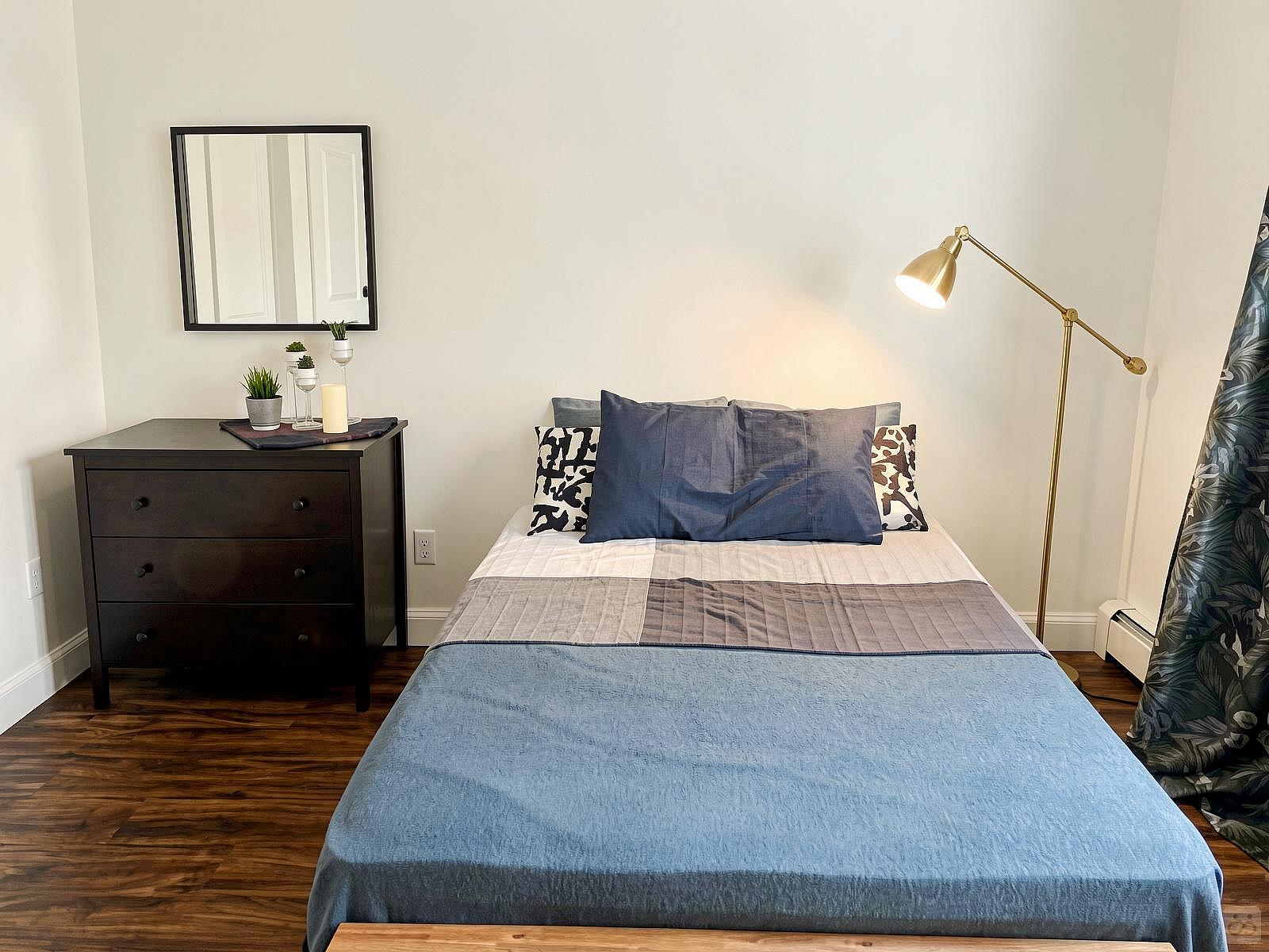 Room A - Cozy Urban Apt. w/ Workspace House - Gallery - 64