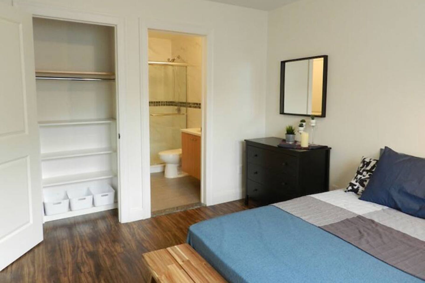 Room A - Cozy Urban Apt. w/ Workspace House - Gallery - 6
