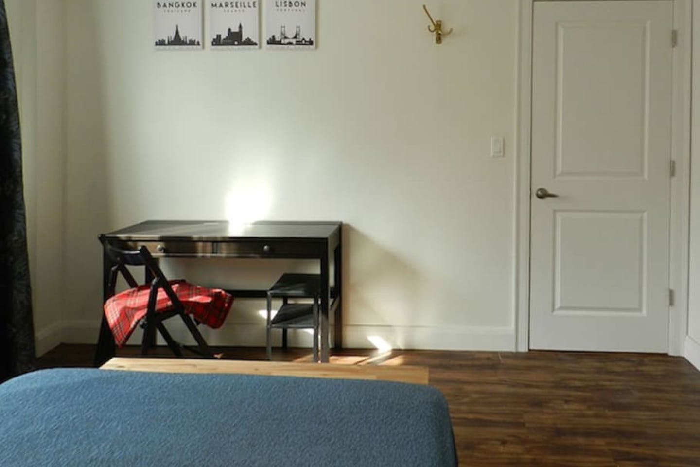 Room A - Cozy Urban Apt. w/ Workspace House - Gallery - 3