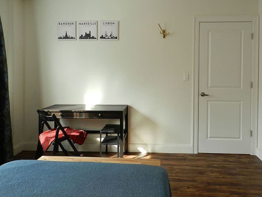 Room A - Cozy Urban Apt. w/ Workspace House - Gallery - 53