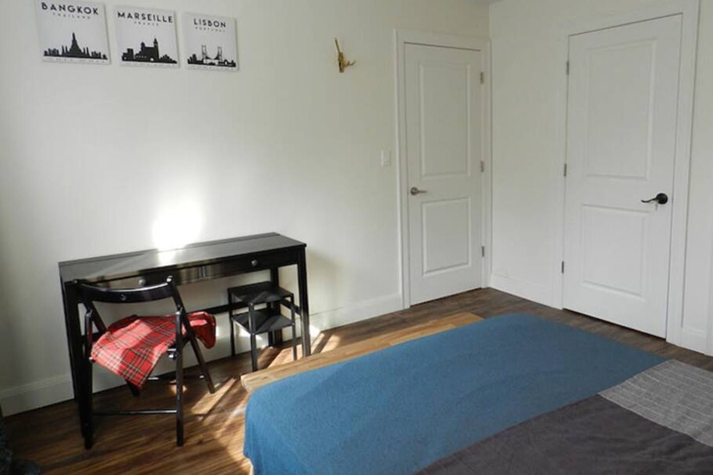 Room A - Cozy Urban Apt. w/ Workspace House - Gallery - 5