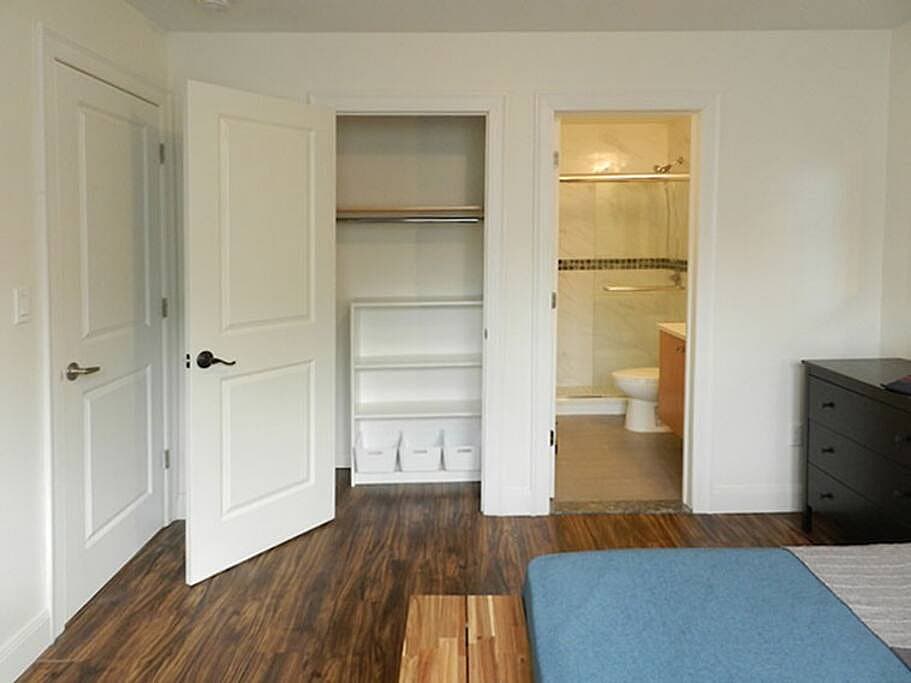 Room A - Cozy Urban Apt. w/ Workspace House - Gallery - 57