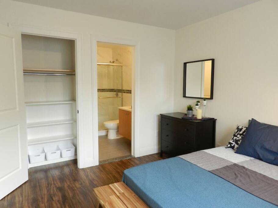 Room A - Cozy Urban Apt. w/ Workspace House - Gallery - 36