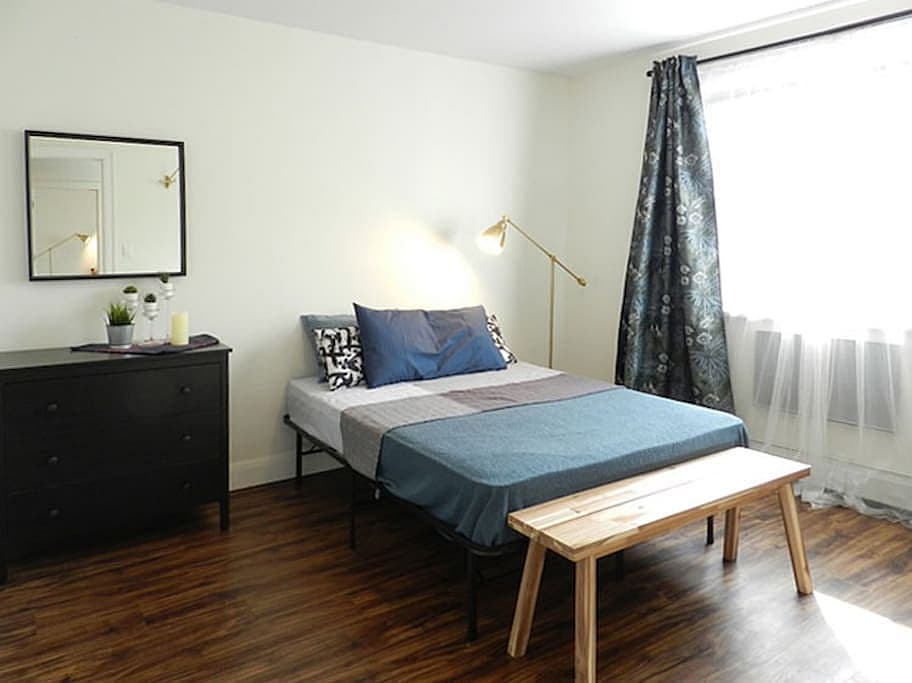 Room A - Cozy Urban Apt. w/ Workspace House - Gallery - 41