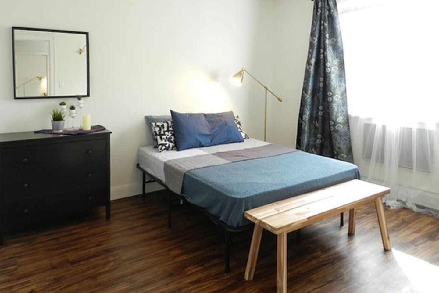 Room A - Cozy Urban Apt. w/ Workspace House - Gallery - 1