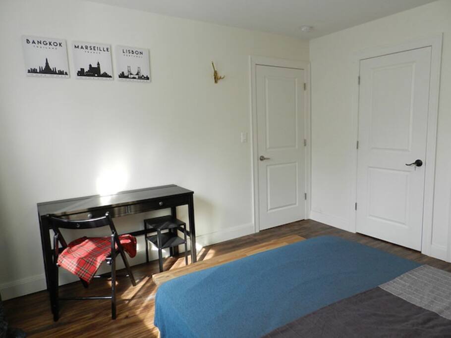 Room A - Cozy Urban Apt. w/ Workspace House - Gallery - 35