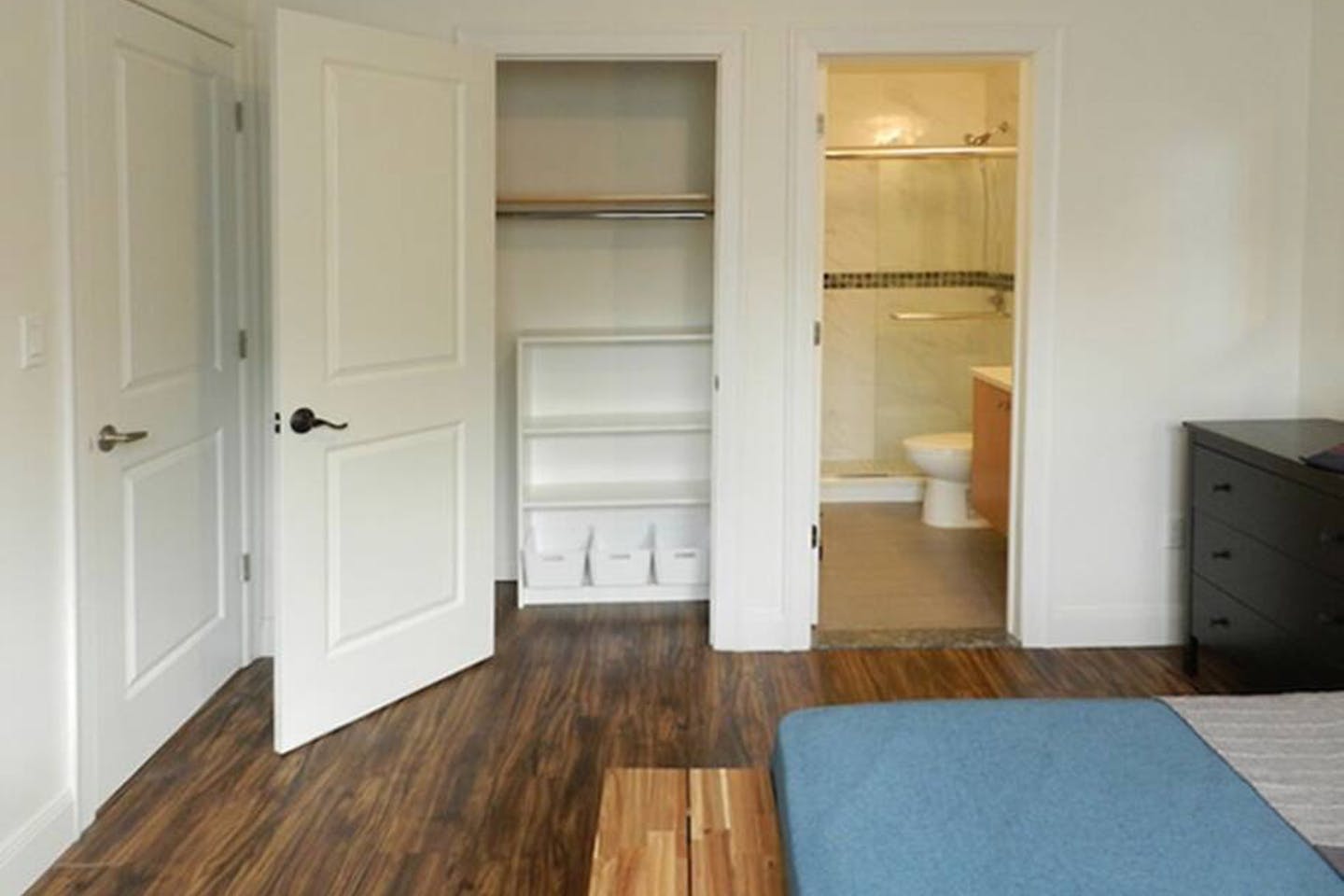 Room A - Cozy Urban Apt. w/ Workspace House - Gallery - 7