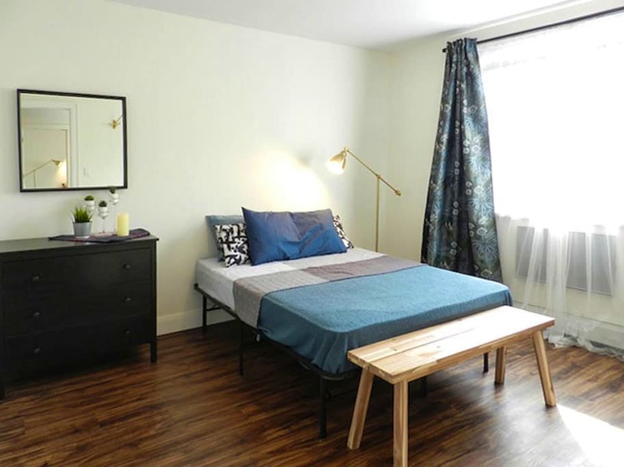 Room A - Cozy Urban Apt. w/ Workspace House - Gallery - 21