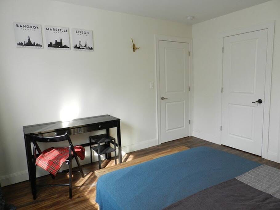 Room A - Cozy Urban Apt. w/ Workspace House - Gallery - 15