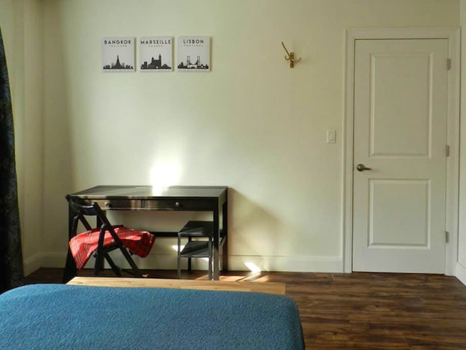 Room A - Cozy Urban Apt. w/ Workspace House - Gallery - 23