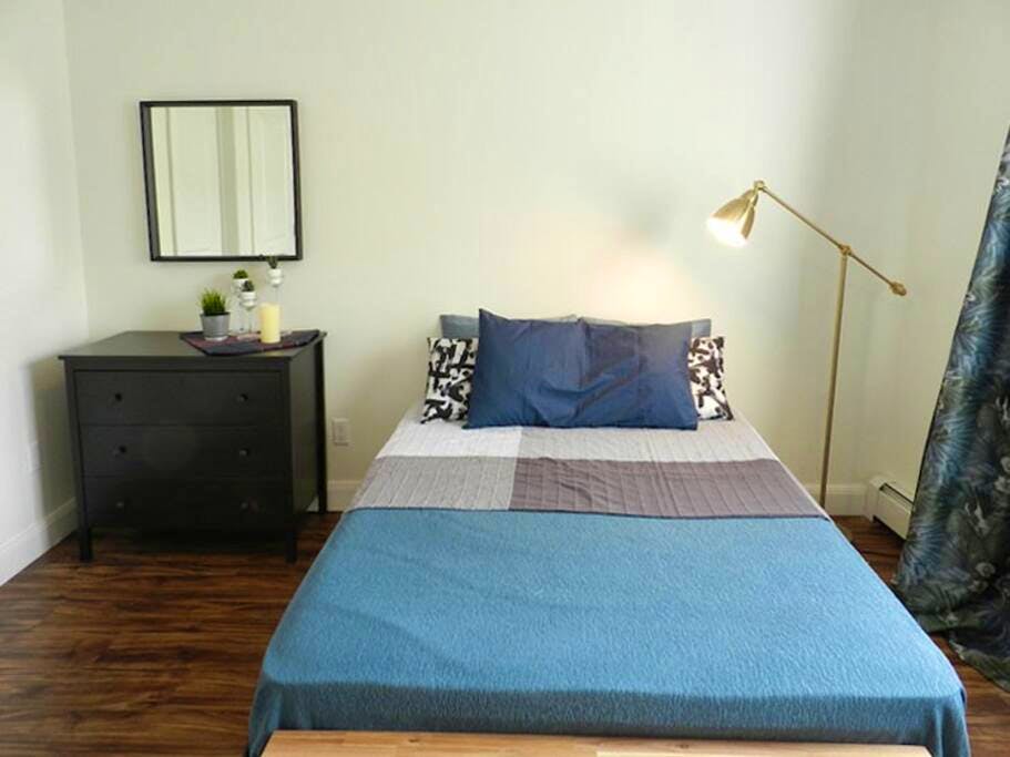 Room A - Cozy Urban Apt. w/ Workspace House - Gallery - 24