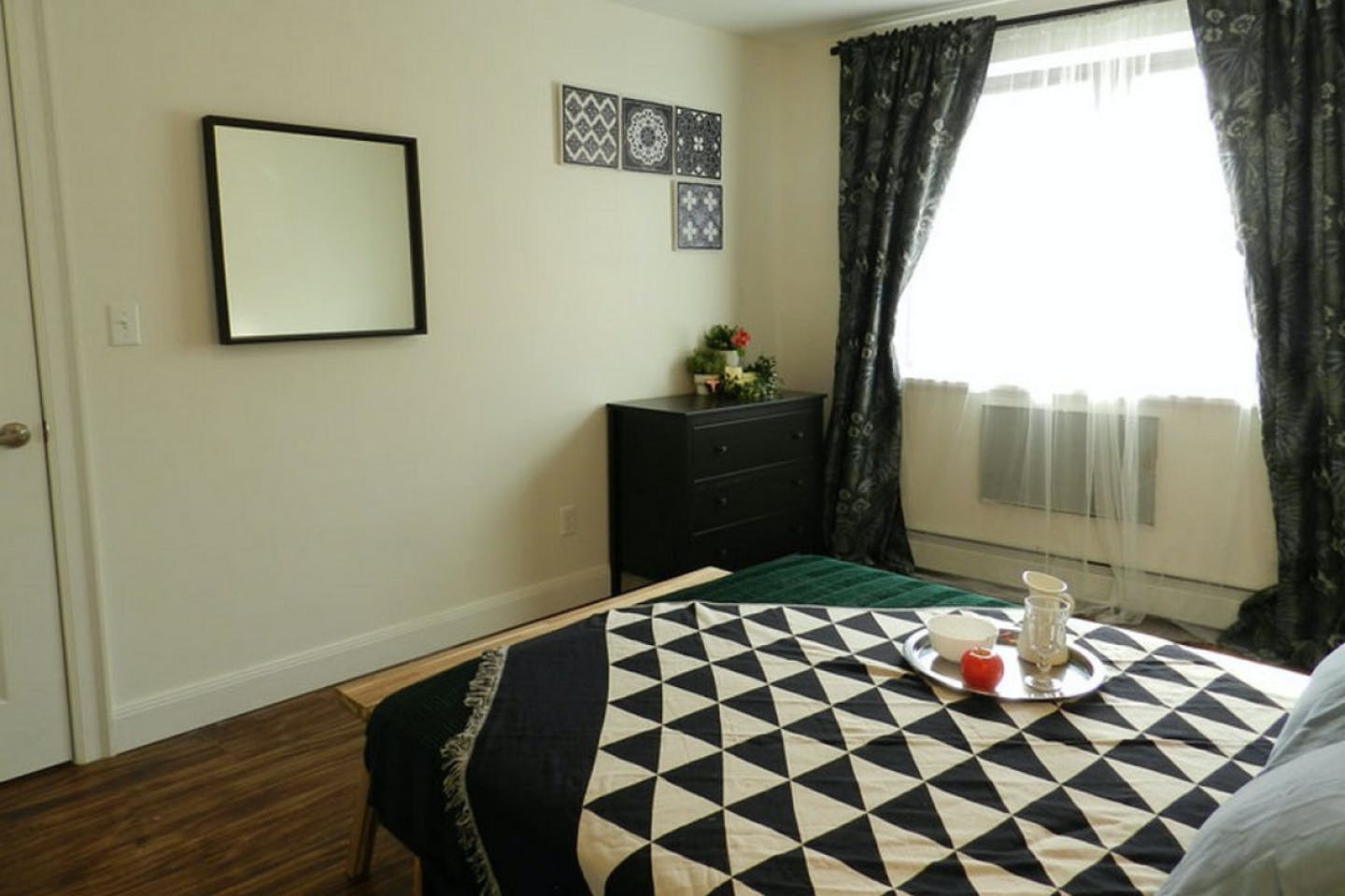Room B - Cozy Urban Apt. w/ Workspace House - Gallery - 4