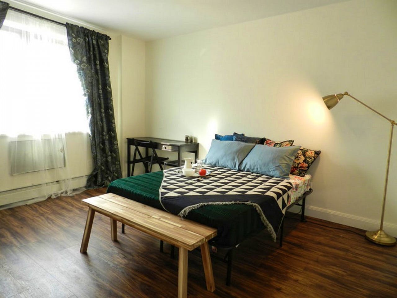 Room B - Cozy Urban Apt. w/ Workspace House - Gallery - 19