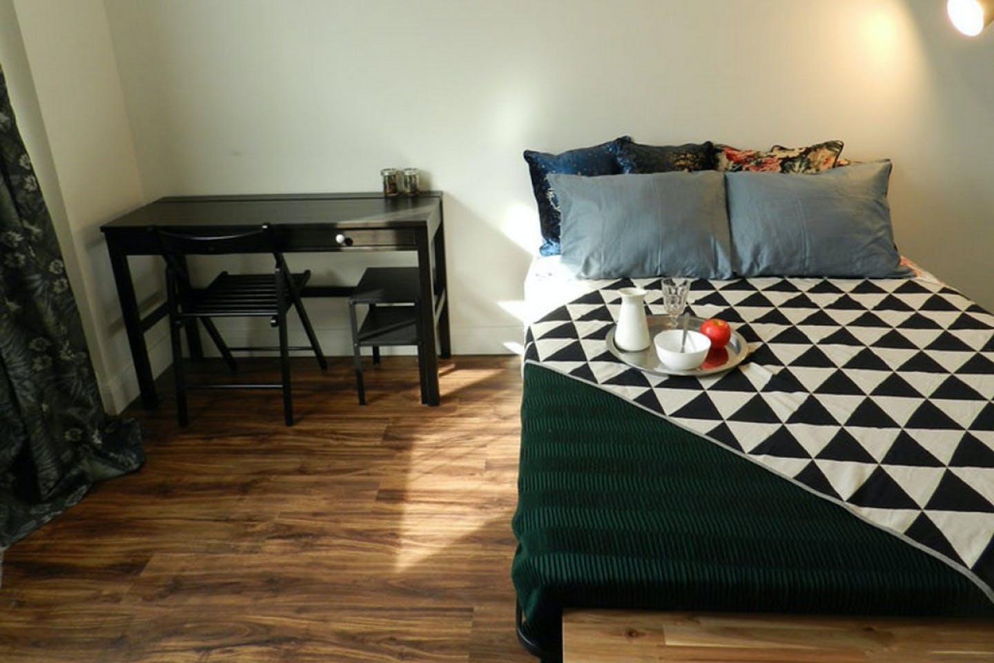 Room B - Cozy Urban Apt. w/ Workspace House - Gallery - 7