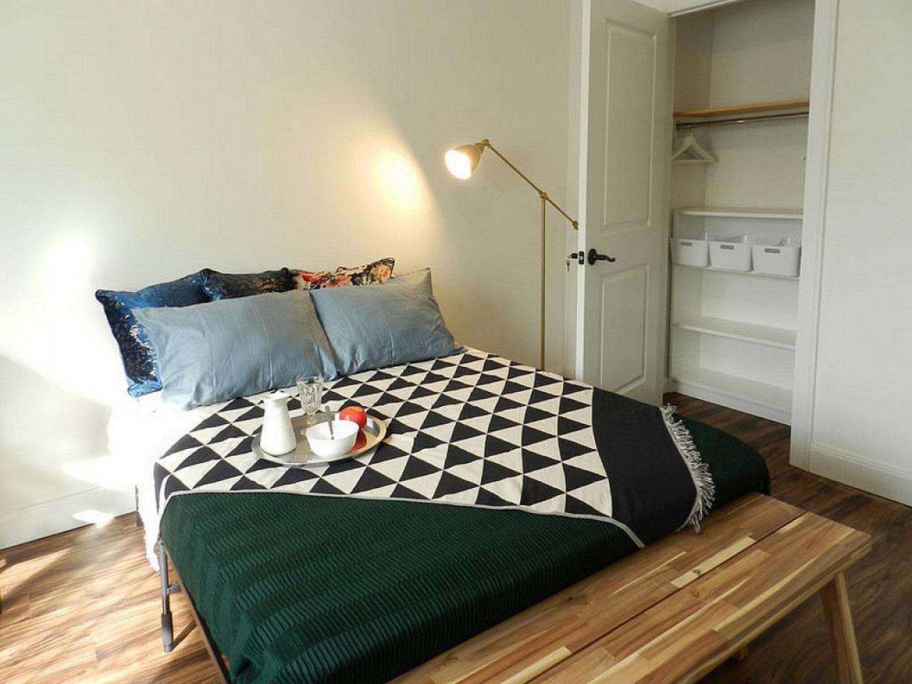 Room B - Cozy Urban Apt. w/ Workspace House - Gallery - 38