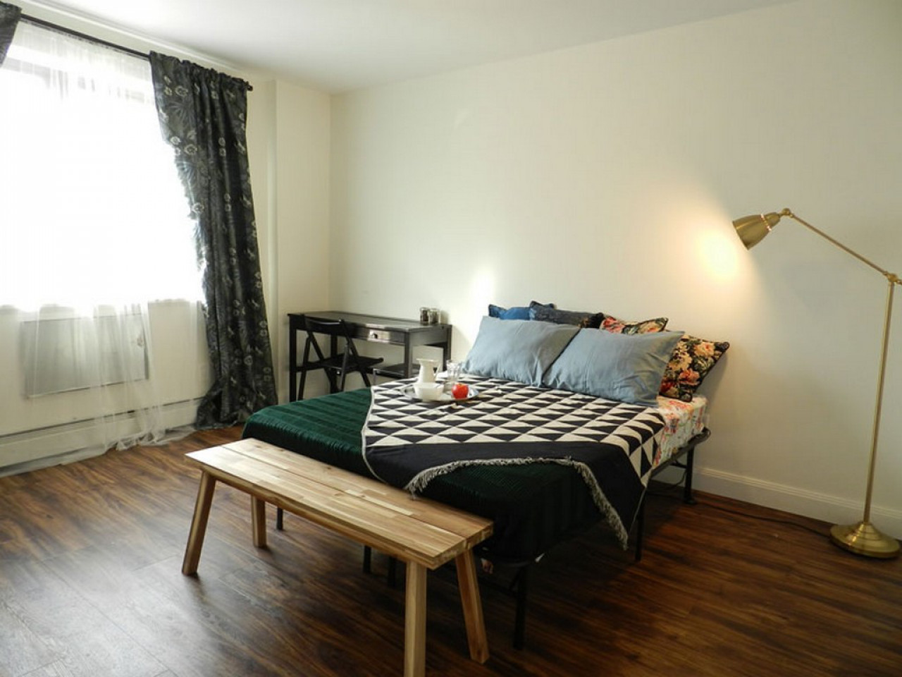 Room B - Cozy Urban Apt. w/ Workspace House - Gallery - 27