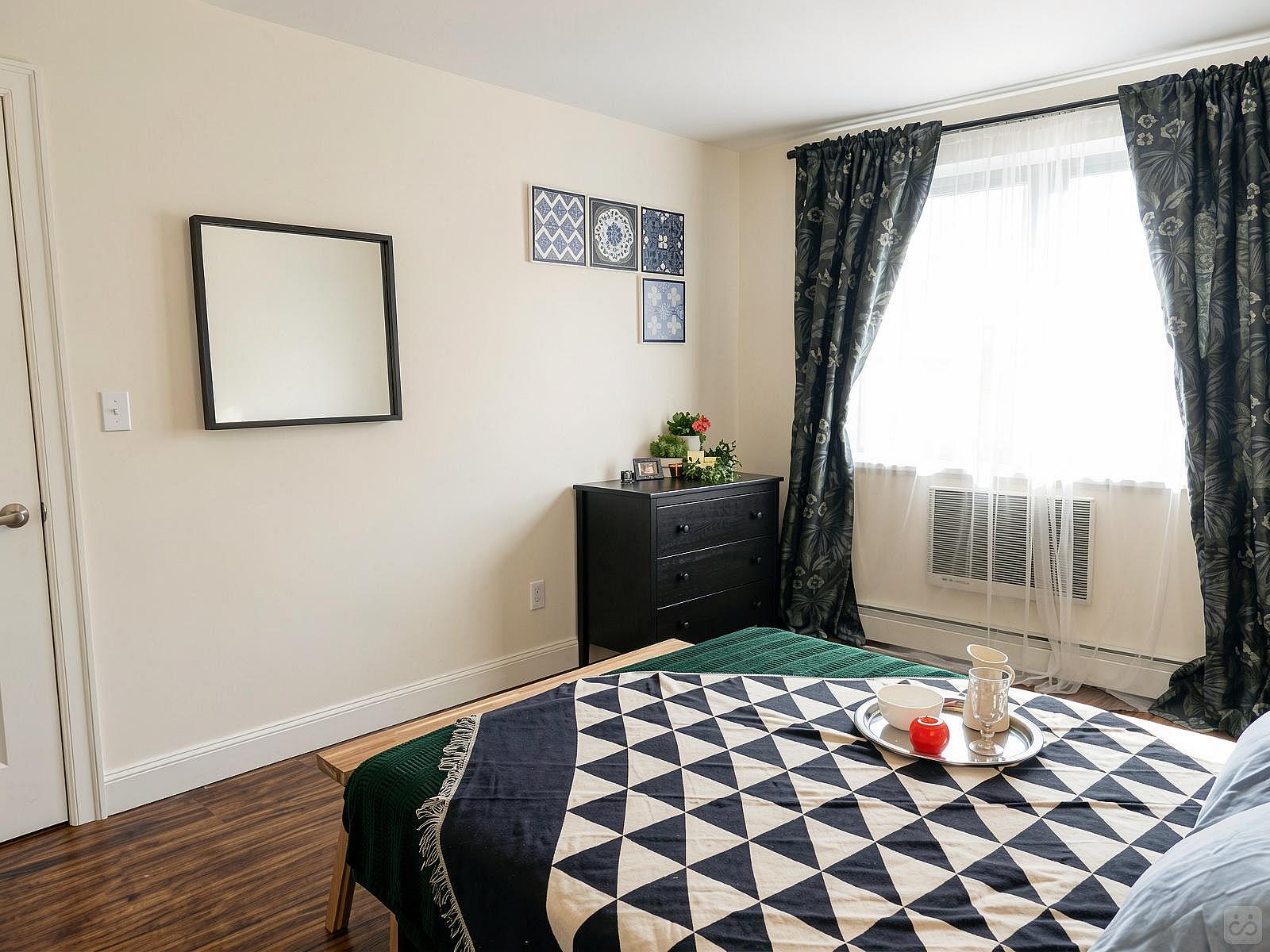 Room B - Cozy Urban Apt. w/ Workspace House - Gallery - 52