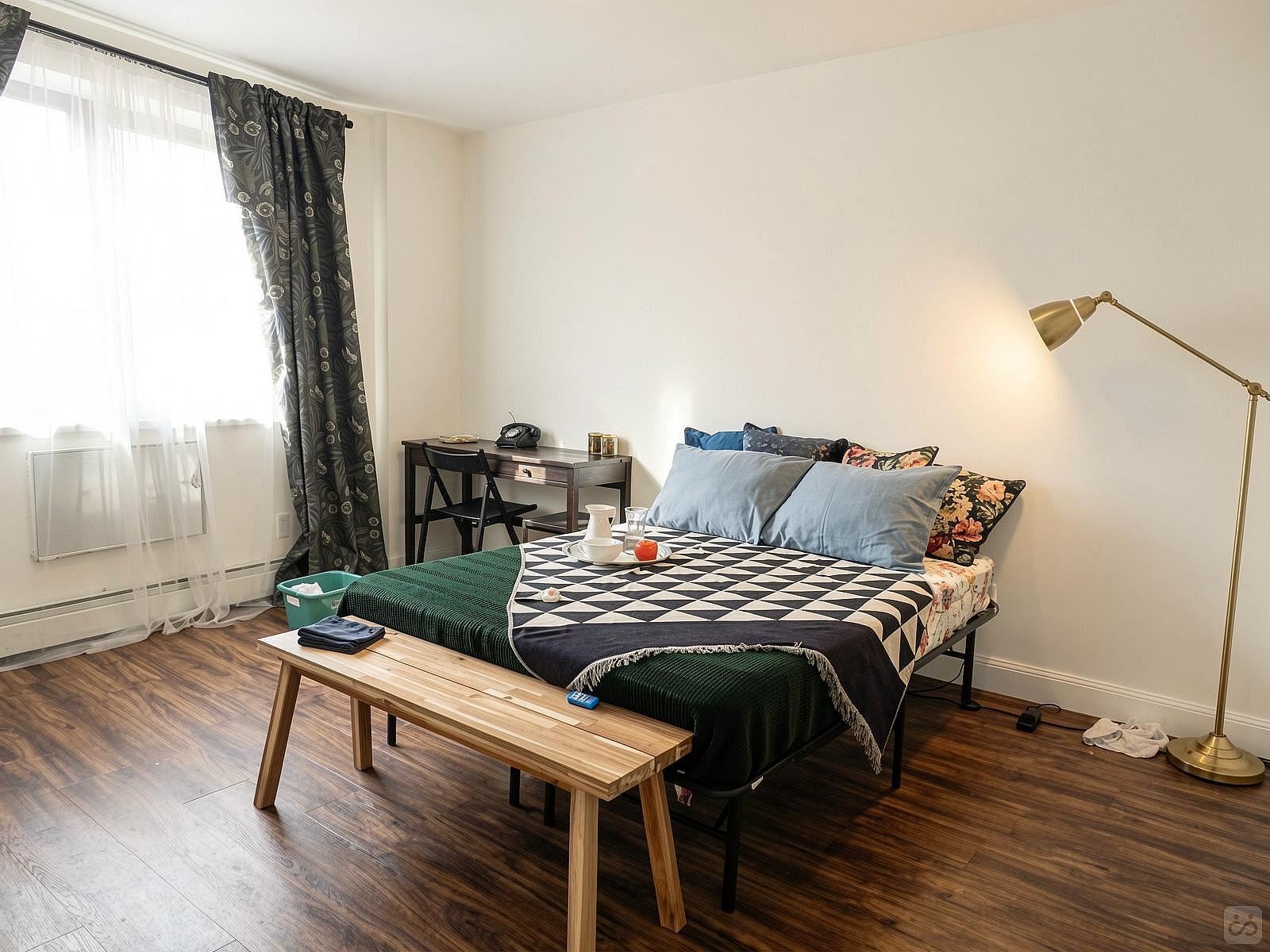 Room B - Cozy Urban Apt. w/ Workspace House - Gallery - 51