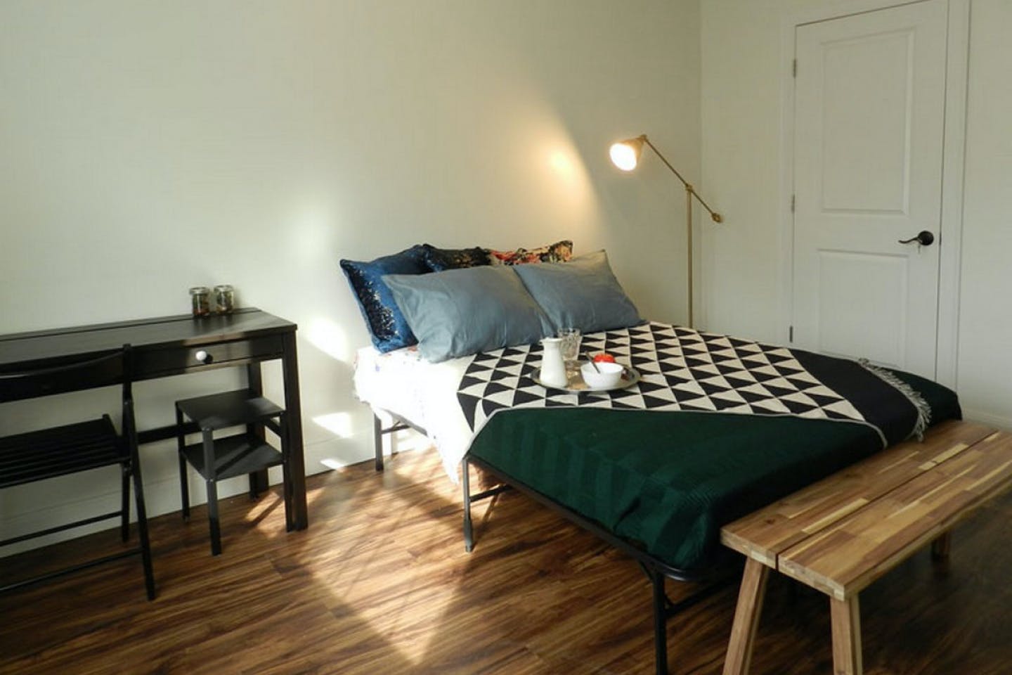 Room B - Cozy Urban Apt. w/ Workspace House - Gallery - 2