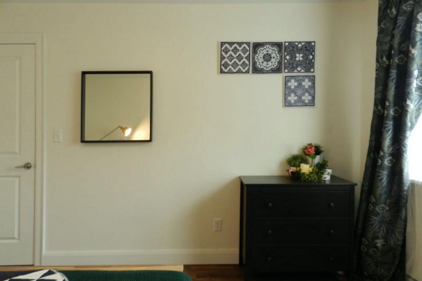 Room B - Cozy Urban Apt. w/ Workspace House - Gallery - 5