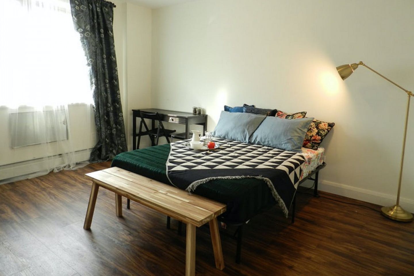 Room B - Cozy Urban Apt. w/ Workspace House - Gallery - 3