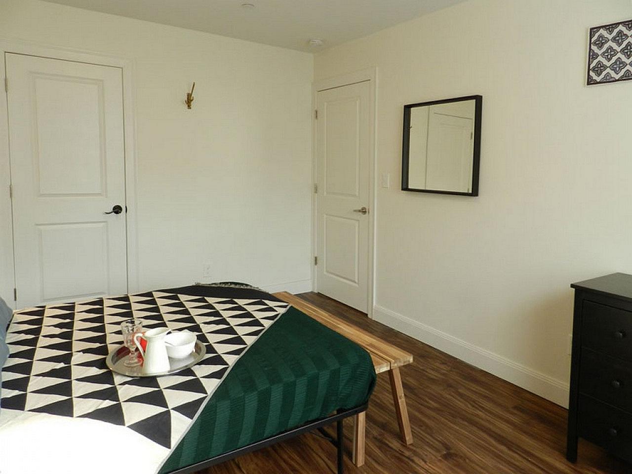Room B - Cozy Urban Apt. w/ Workspace House - Gallery - 41