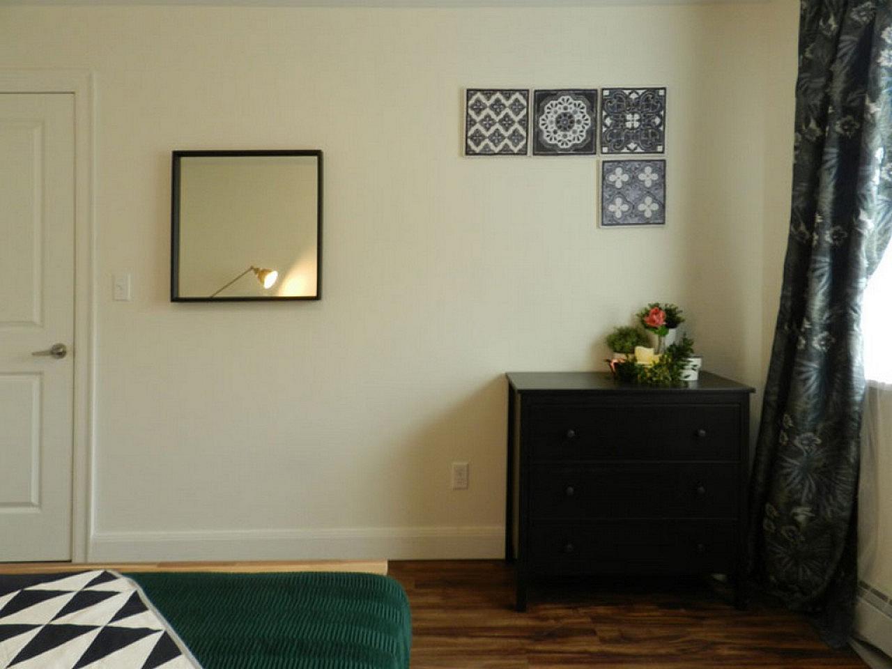 Room B - Cozy Urban Apt. w/ Workspace House - Gallery - 45
