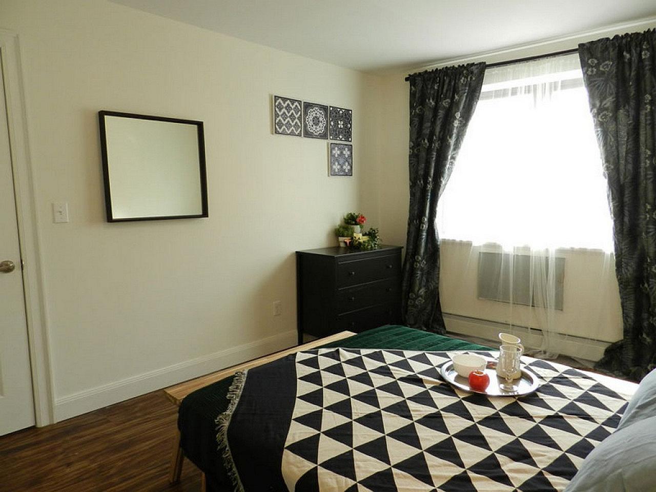 Room B - Cozy Urban Apt. w/ Workspace House - Gallery - 36