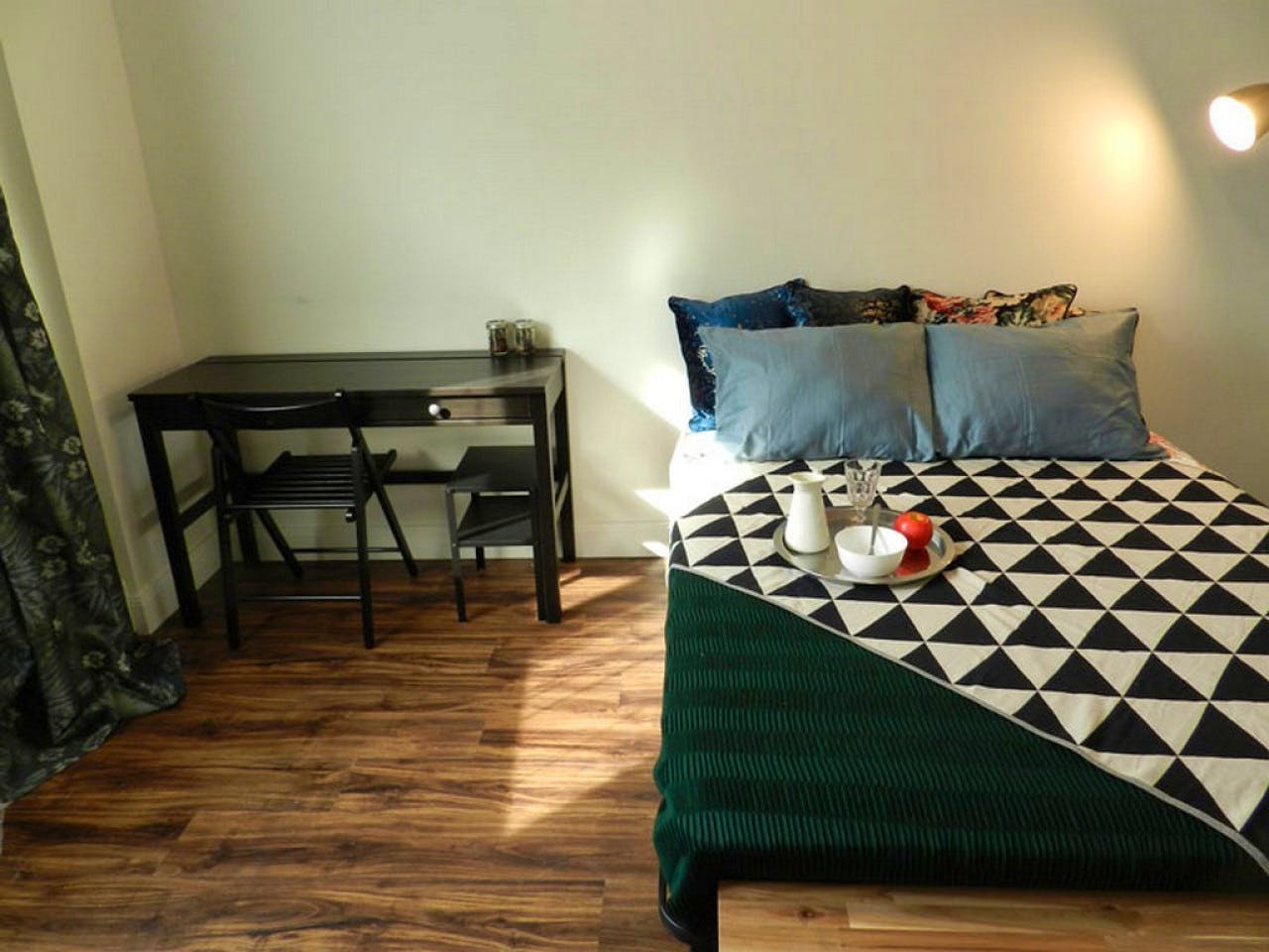 Room B - Cozy Urban Apt. w/ Workspace House - Gallery - 23