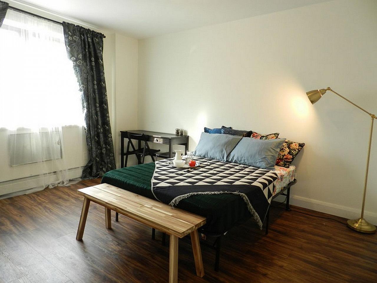 Room B - Cozy Urban Apt. w/ Workspace House - Gallery - 43