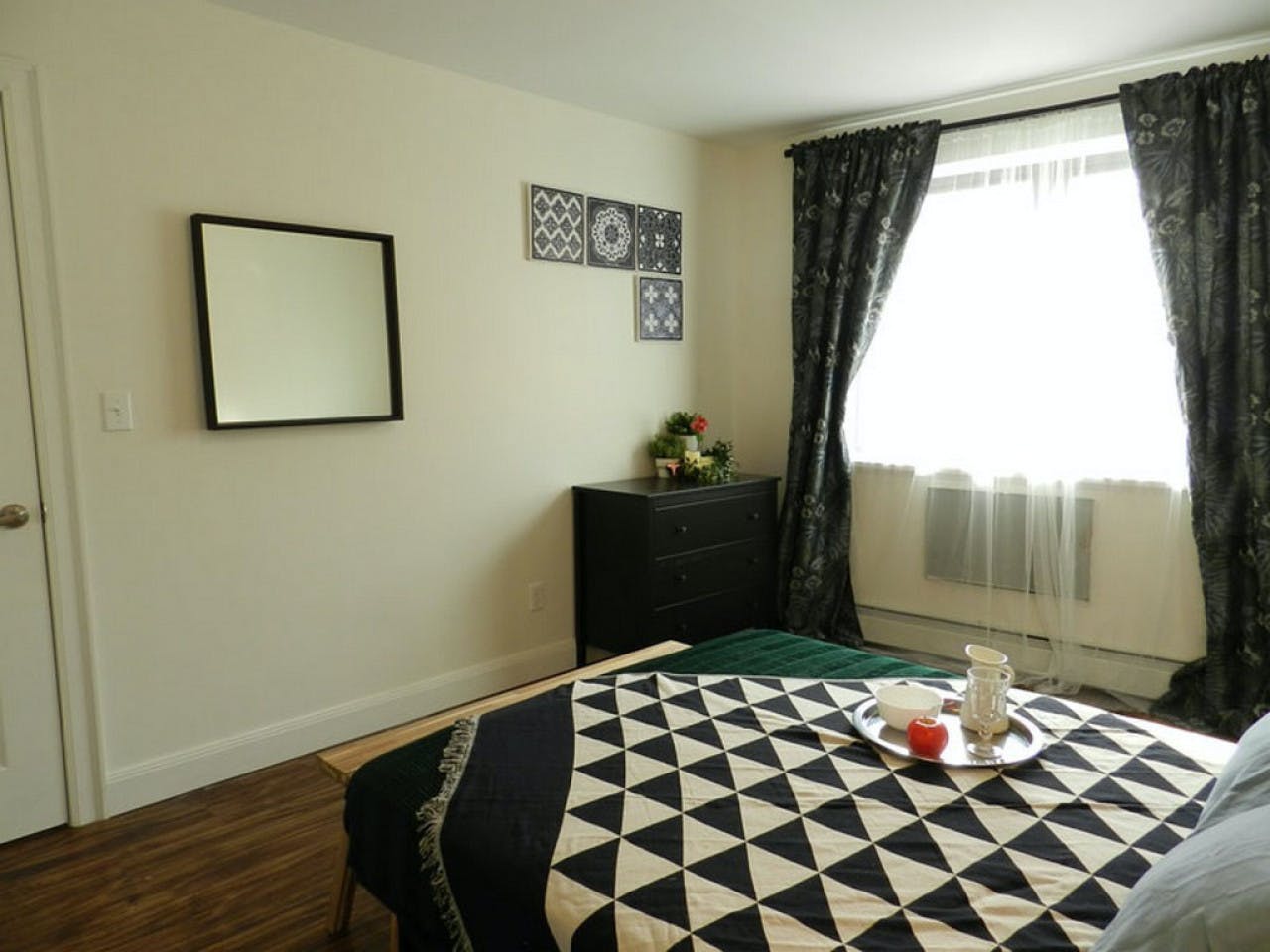 Room B - Cozy Urban Apt. w/ Workspace House - Gallery - 12