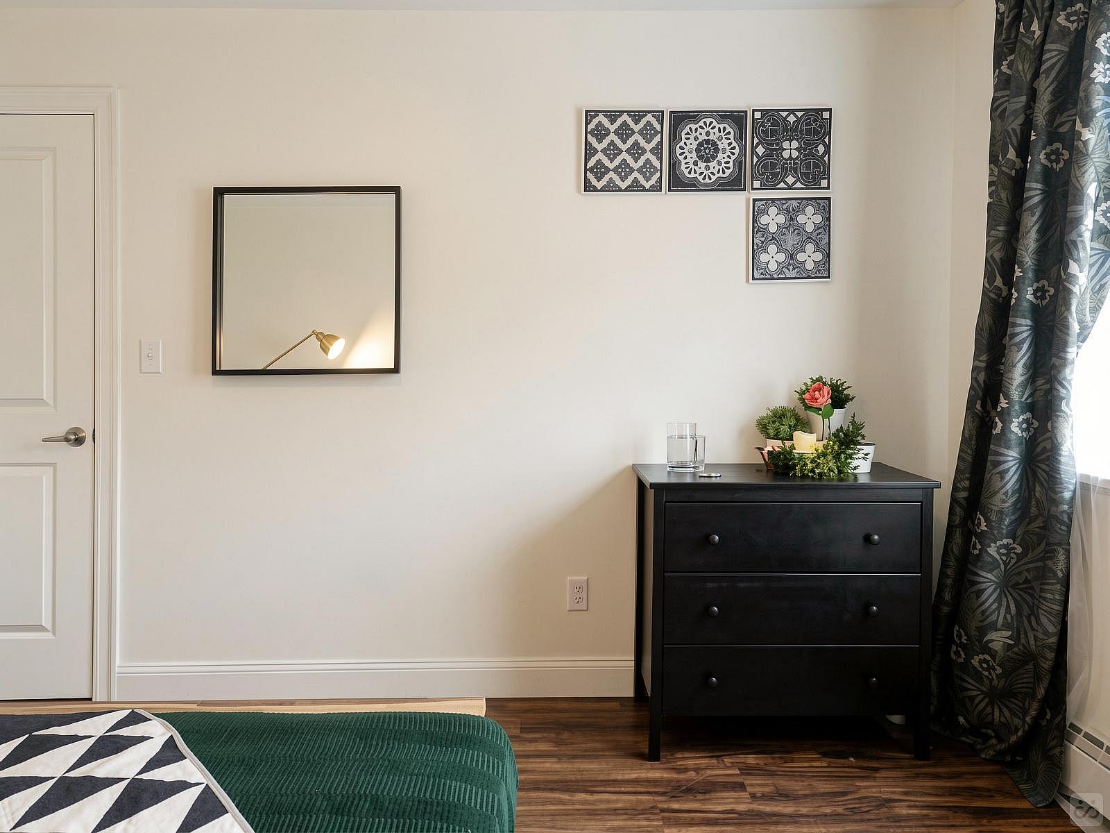 Room B - Cozy Urban Apt. w/ Workspace House - Gallery - 53
