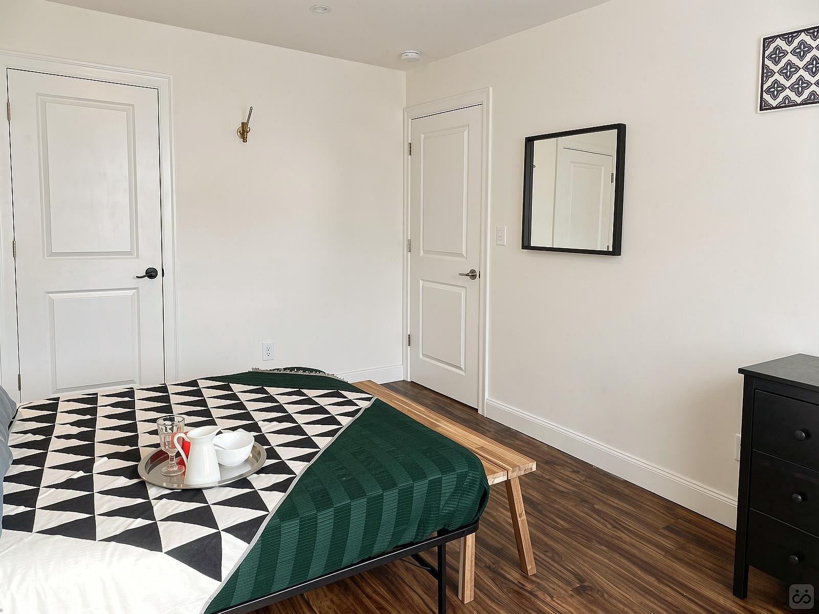 Room B - Cozy Urban Apt. w/ Workspace House - Gallery - 49