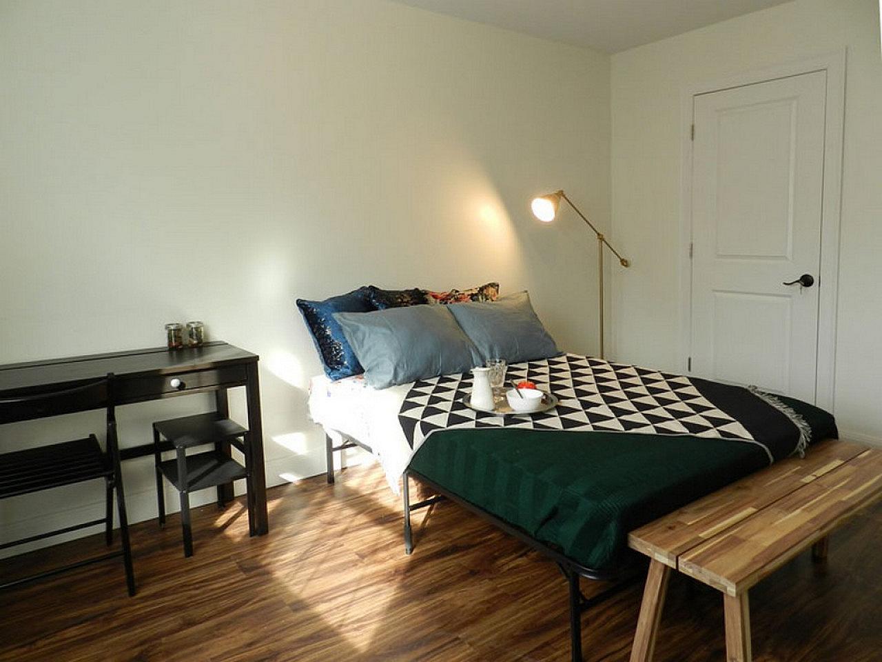 Room B - Cozy Urban Apt. w/ Workspace House - Gallery - 42