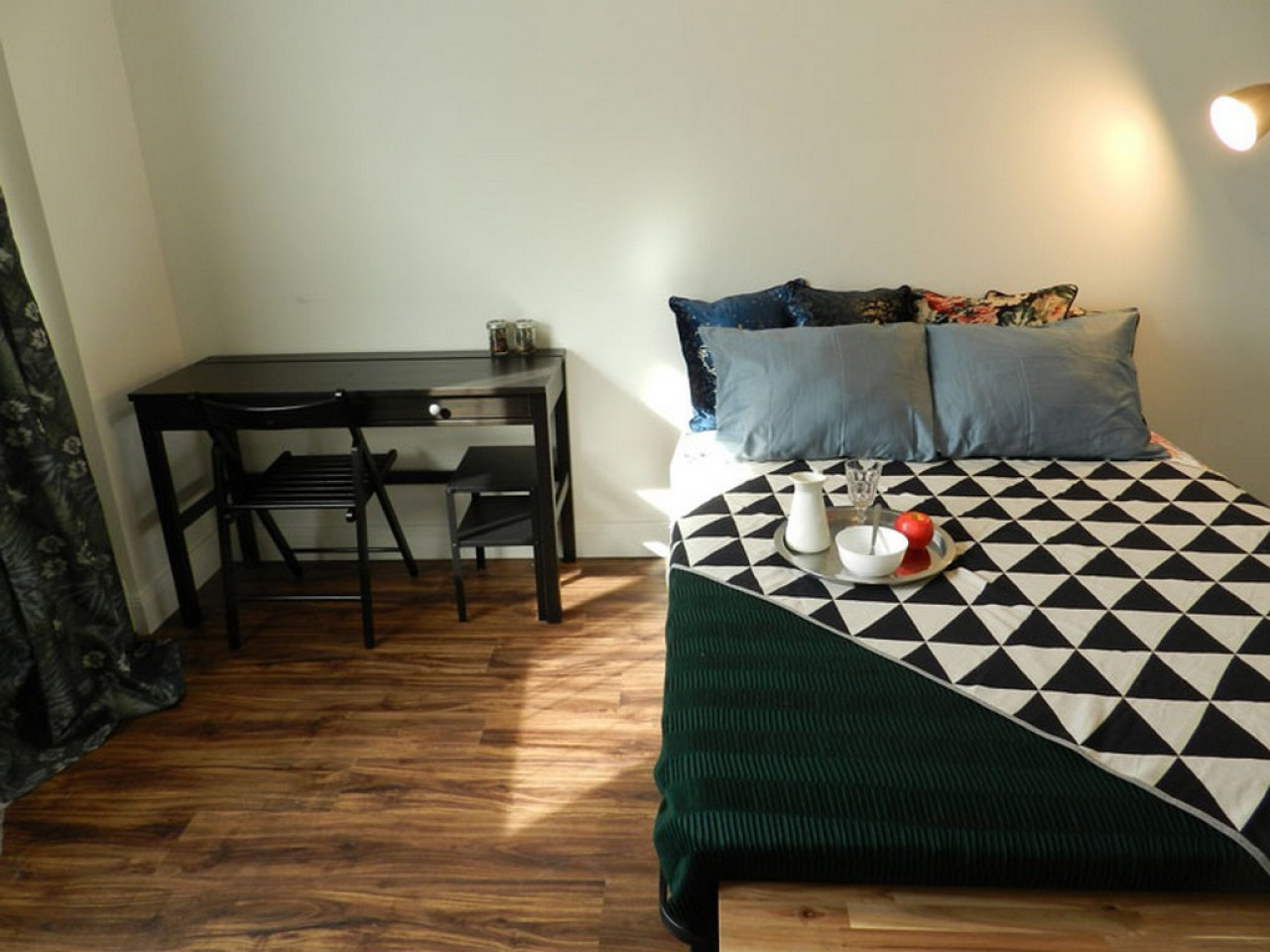 Room B - Cozy Urban Apt. w/ Workspace House - Gallery - 31
