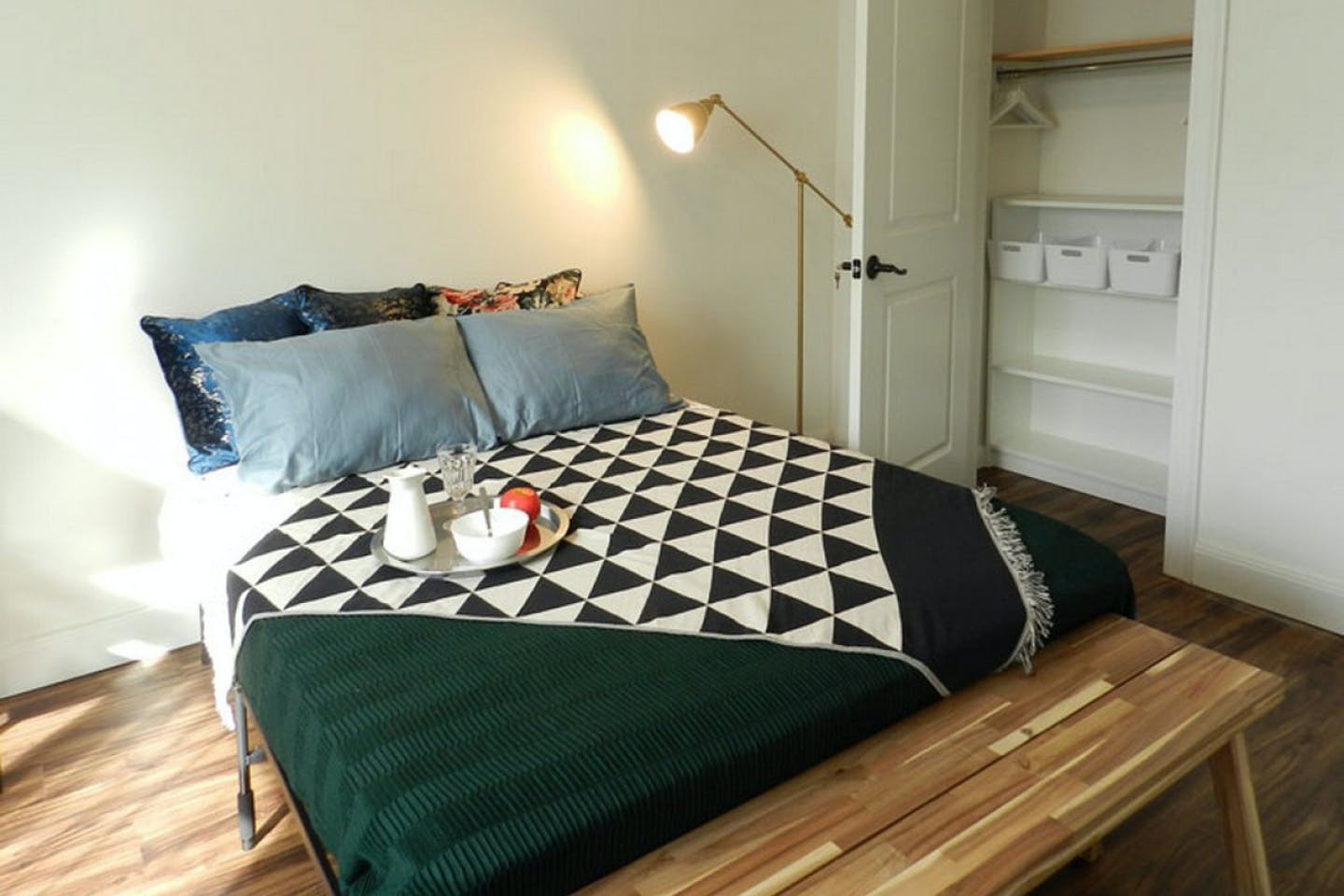 Room B - Cozy Urban Apt. w/ Workspace House - Gallery - 6