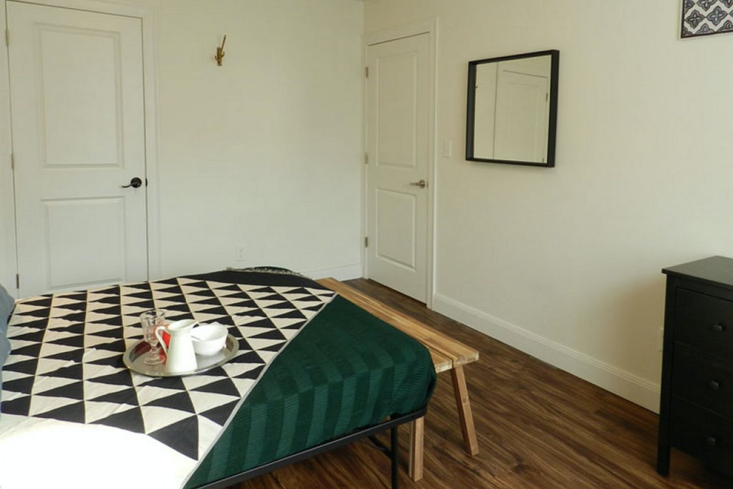 Room B - Cozy Urban Apt. w/ Workspace House - Gallery - 1