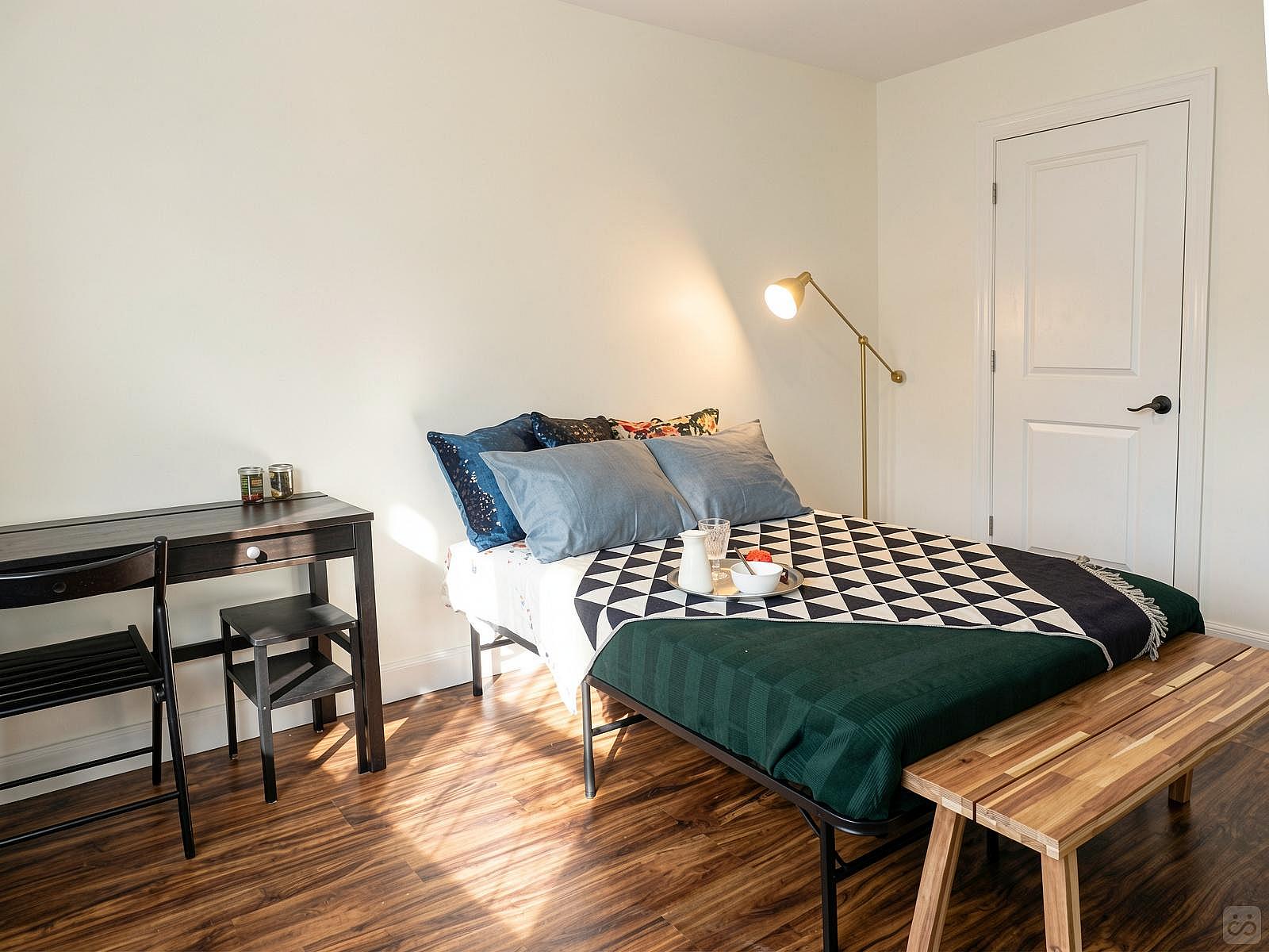 Room B - Cozy Urban Apt. w/ Workspace House - Gallery - 50