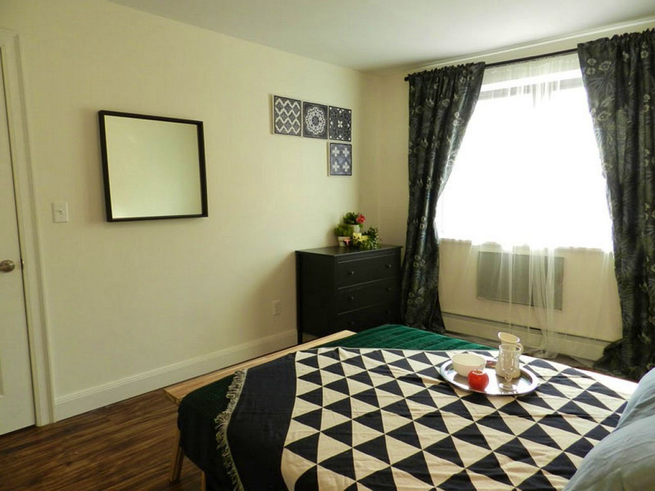 Room B - Cozy Urban Apt. w/ Workspace House - Gallery - 20